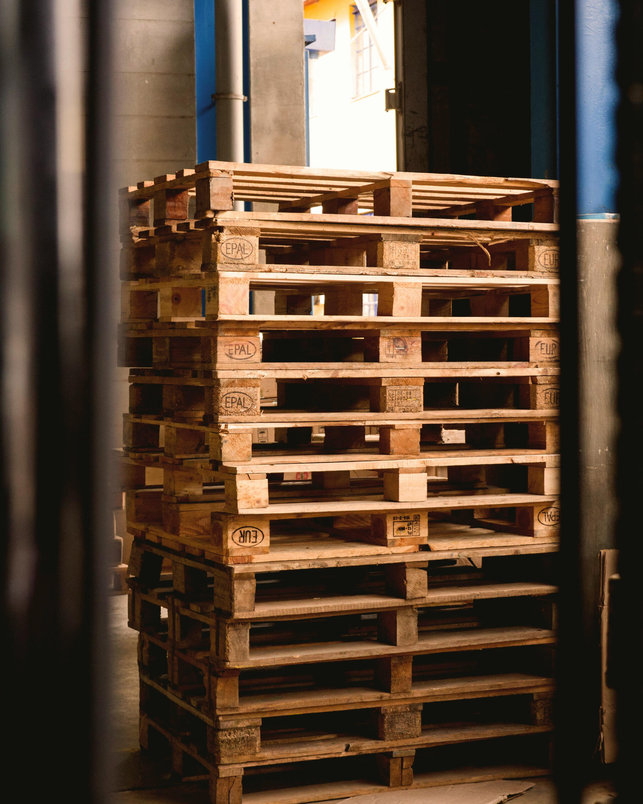 Una pila di pedane di legno all'interno di un magazzino