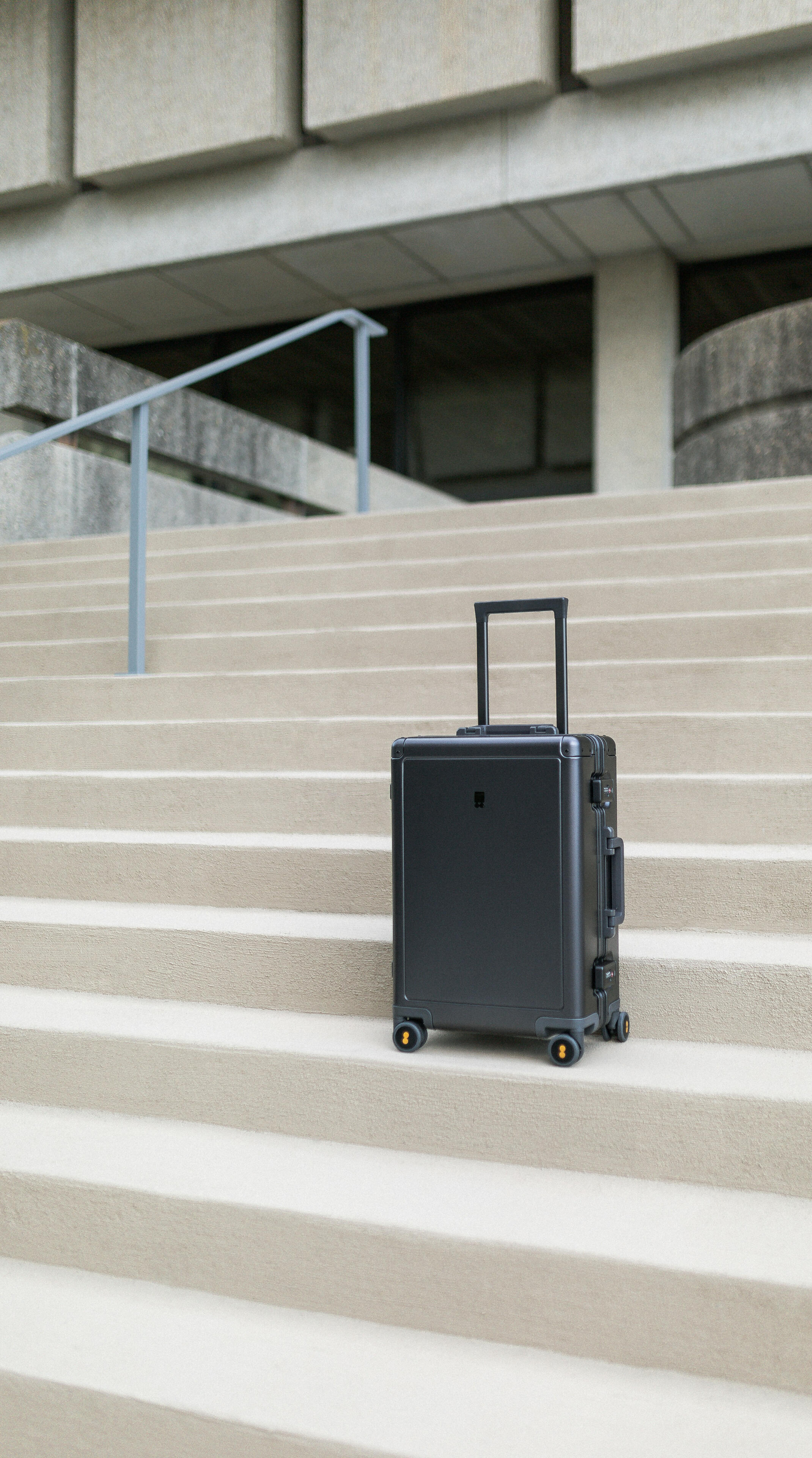 Un trolley metallico su una scalinata