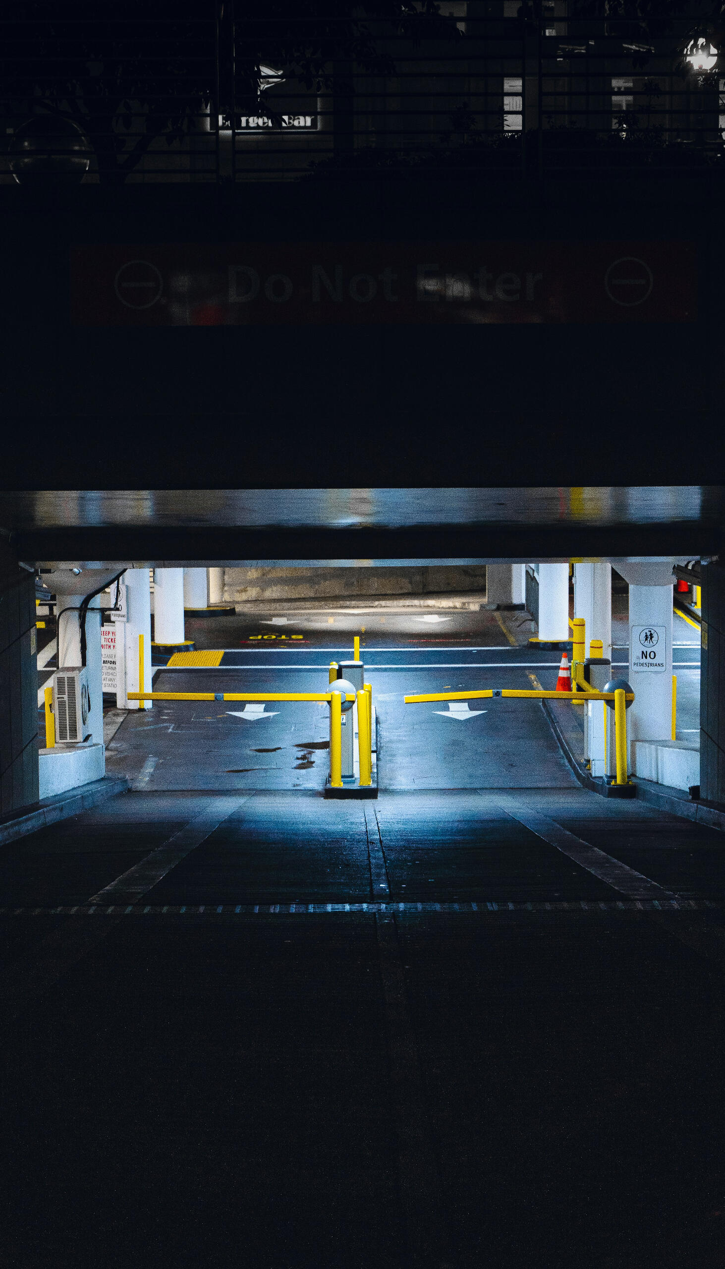 Un mezzo NCC con alle spalle il Colosseo